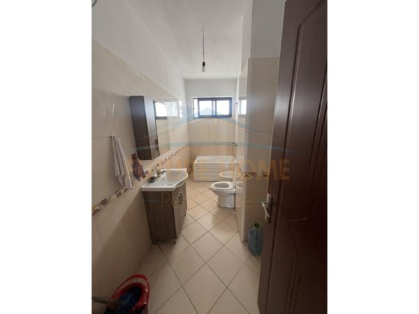 Qera, Apartament 2+1+2, Unaza e Re, Tiranë.UNA38257