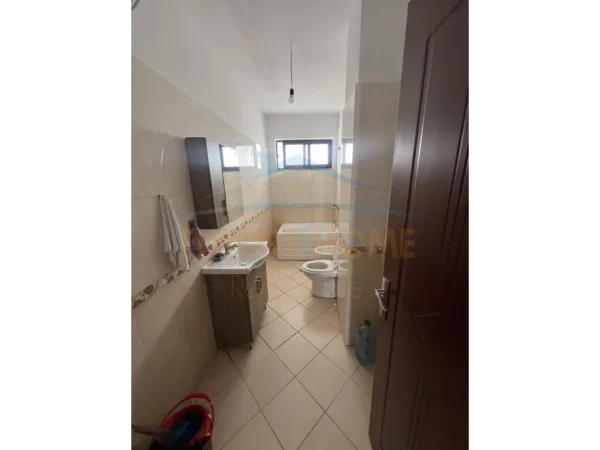 Qera, Apartament 2+1+2, Unaza e Re, Tiranë.UNA38257