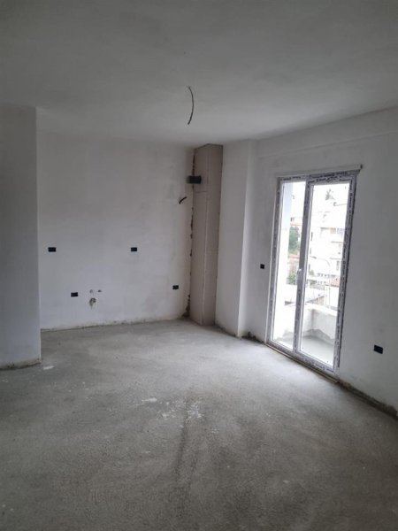 Jepet ne shitje Apartament 1+1 me siperfaqe 45 m2 , prane Xhamise ne Selite.