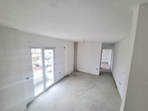 Jepet ne shitje Apartament 1+1 me siperfaqe 45 m2 , prane Xhamise ne Selite.