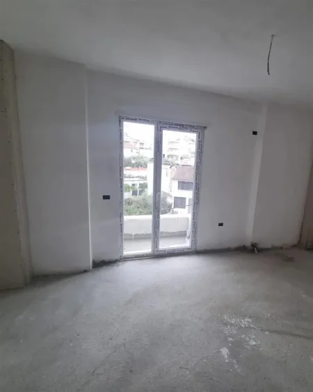 Jepet ne shitje Apartament 1+1 me siperfaqe 45 m2 , prane Xhamise ne Selite.