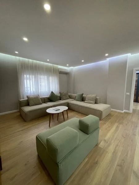 Shitet apartament 2+1+2 ballkone ne Qender