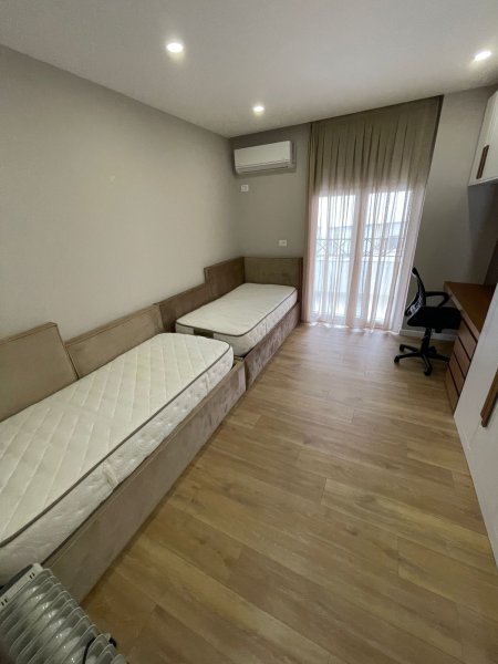 Shitet apartament 2+1+2 ballkone ne Qender