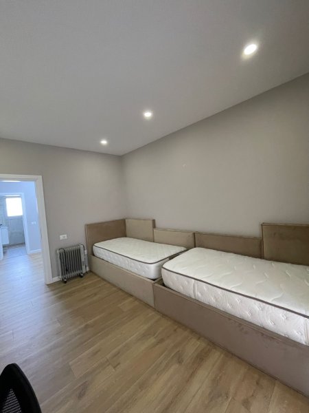 Shitet apartament 2+1+2 ballkone ne Qender