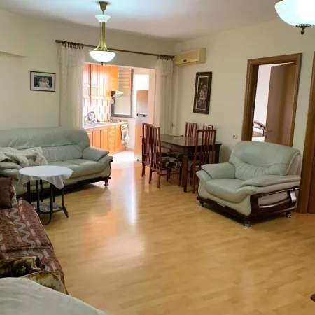 Jepet me qera apartament 2+1 Komuna e Parisit