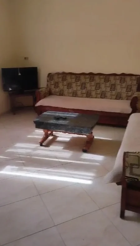 Jepet me qera shtepi 1+1 250 mije leke , Laprake prane Spitalit Ushtarak rruga Lord Bajron.