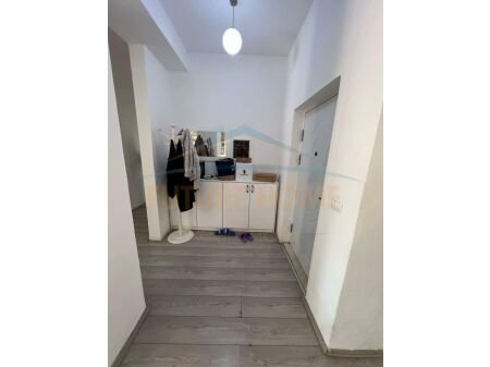 Qera, Apartament 1+1+Verandë, Unaza e Re. UNA38265