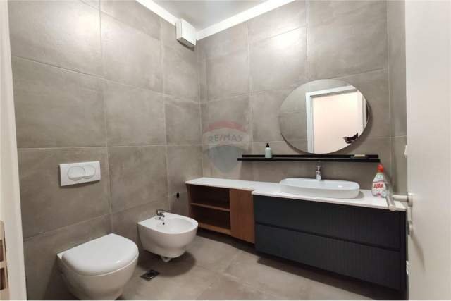 Tirane, jepet me qera apartament 2+1+BLK Kati 5, 125 m² 800 Euro (Komuna e Parisit)