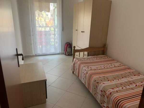 Tirane, jepet me qera apartament 2+1+BLK Kati 3, 95 m² 450 Euro (Shkolla e Kuqe)