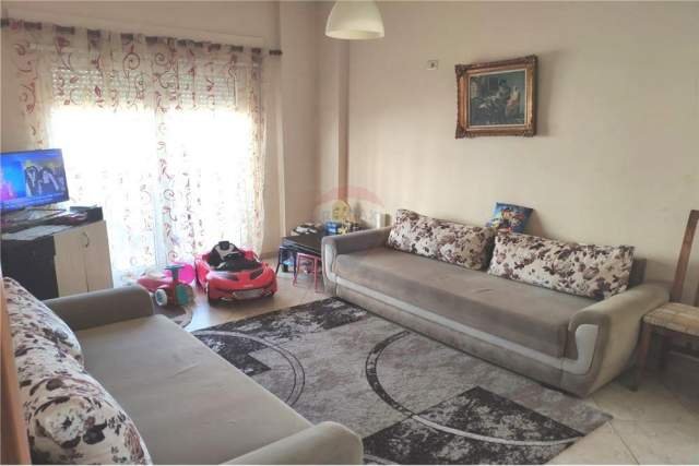 Tirane, jepet me qera apartament 1+1+BLK Kati 4, 82 m² 350 Euro (Kopeshti Zologjik)