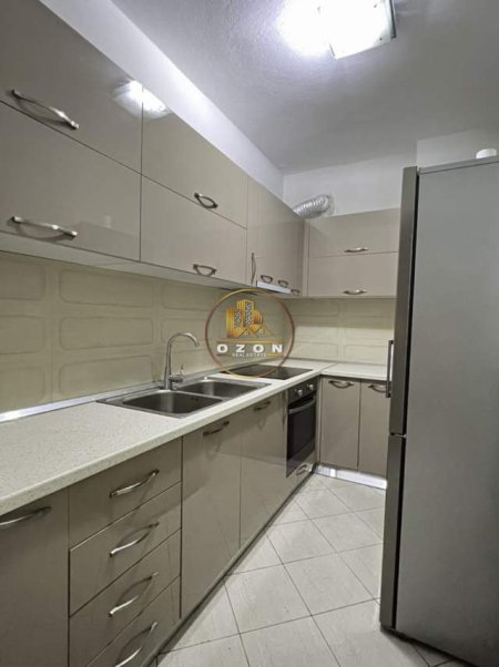 Tirane, jepet me qera apartament 2+1+BLK Kati 9, 140 m² 500 Euro (Rruga e Kavajes)