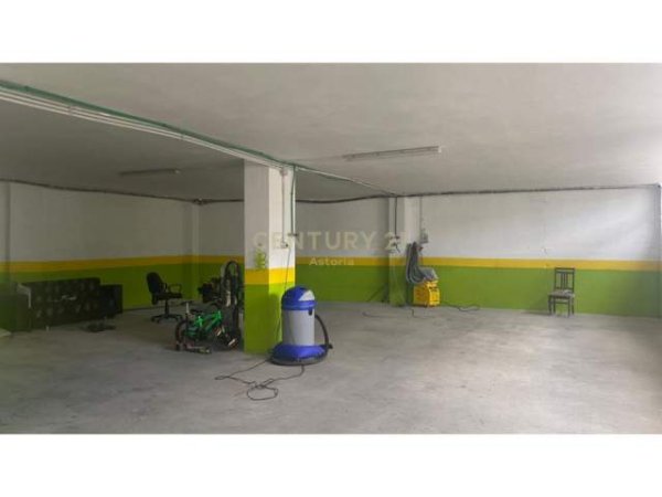Tirane, jepet me qera magazine Kati 0, 300 m² 400 Euro (shkoze)