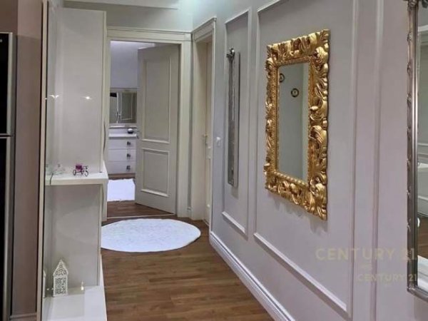 Tirane, jepet me qera 2+1 Kati 7, 110 m² 800 Euro