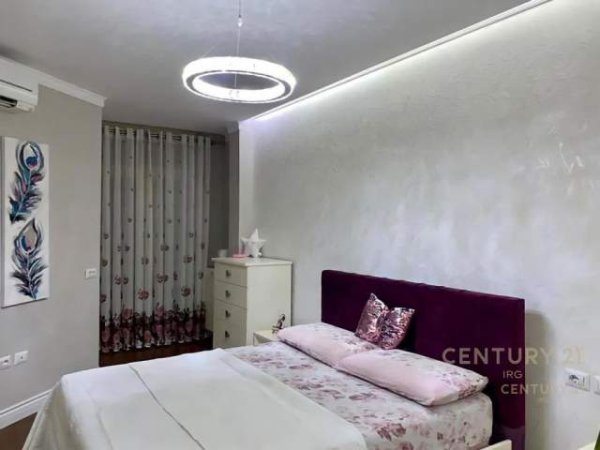 Tirane, jepet me qera 2+1 Kati 7, 110 m² 800 Euro