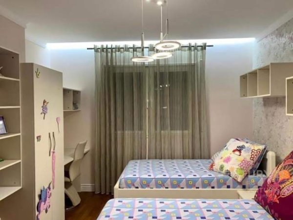Tirane, jepet me qera 2+1 Kati 7, 110 m² 800 Euro