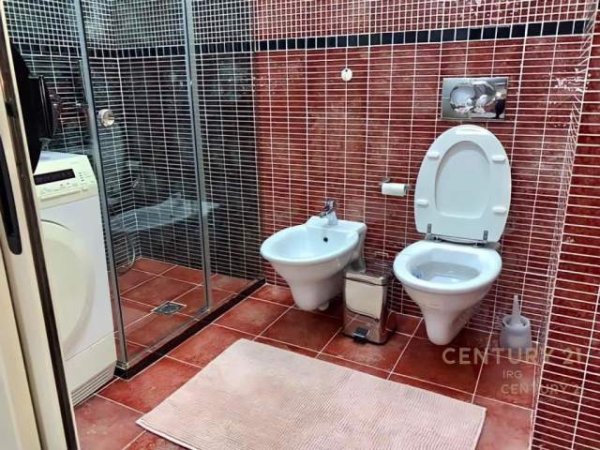 Tirane, jepet me qera 2+1 Kati 7, 110 m² 800 Euro