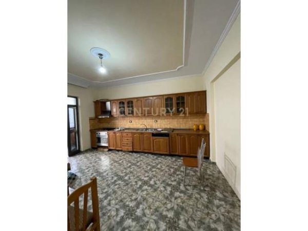 Tirane, jepet me qera apartament 2+1+BLK 100 m² 270 Euro (5 maji)