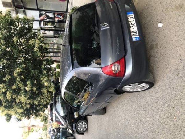 Tirane, shes makine Renault clio Viti 2007, 2.200 Euro