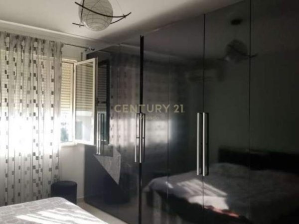 Tirane, shitet apartament 1+1+BLK Kati 3, 400 Euro (liqeni i thate)
