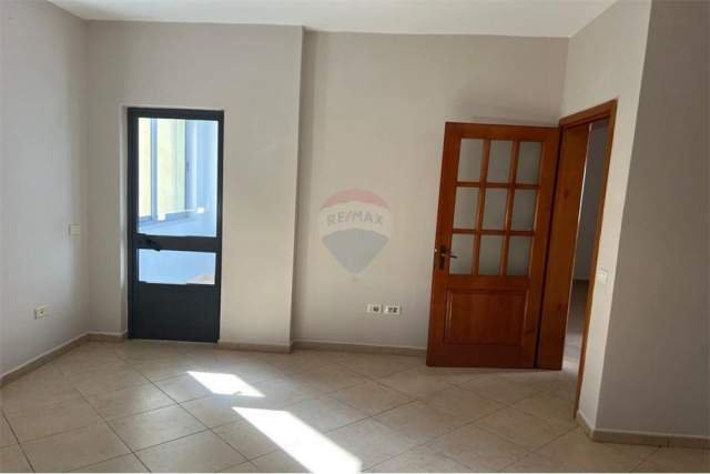 Tirane, jepet me qera apartament 2+1 Kati 3, 97 m² 300 Euro (Tek ish restorant Durresi)