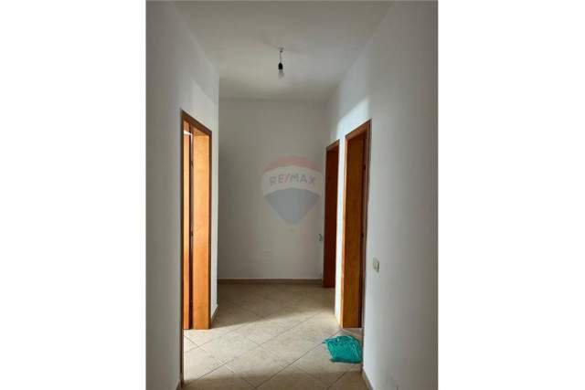 Tirane, jepet me qera apartament 2+1 Kati 3, 97 m² 300 Euro (Tek ish restorant Durresi)