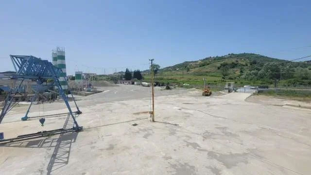 Shqiperi, jepet me qera ambjent biznesi Kati 1, 11.200 m² 7.000 Euro (Aksi Vore-Fushekruje)