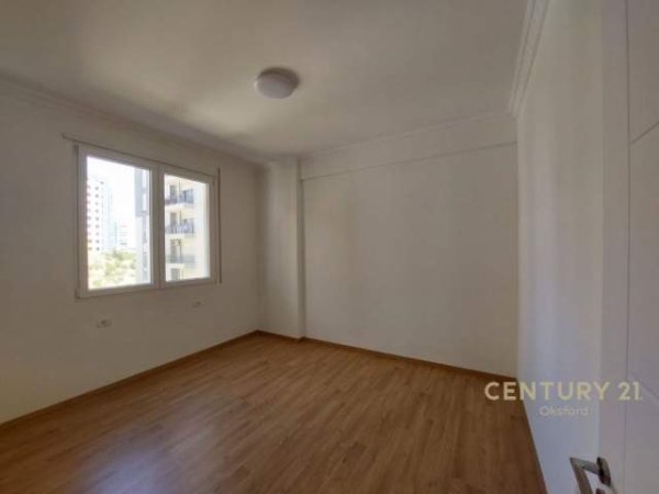 Tirane, jepet me qera apartament 2+1 Kati 2, 105 m² 400 Euro (Rruga e Dafinave Fusha e Aviacionit)