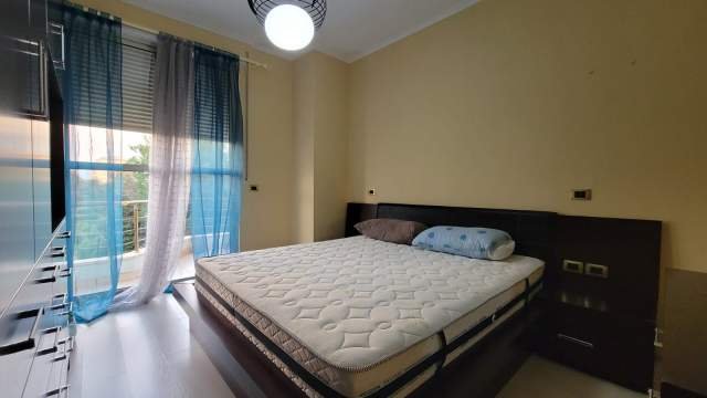 Tirane, jepet me qera apartament 3+1 Kati 2, 140 m² 800 Euro (Kodra e Diellit)