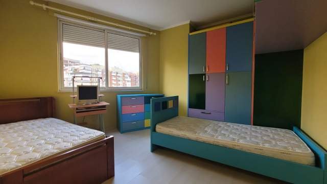 Tirane, jepet me qera apartament 3+1 Kati 2, 140 m² 800 Euro (Kodra e Diellit)
