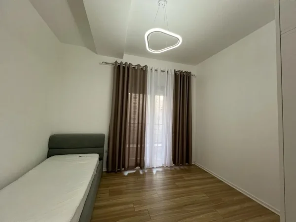 JEPET ME QERA APARTAMENT 3+1 750 EURO KOMPLEKSI KONTAKT
