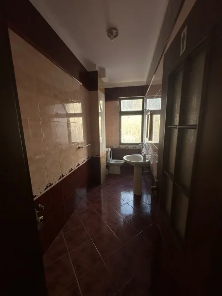 Ambient zyrash me qera prane Pazarit te Ri 1000 euro