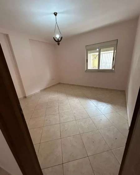Shitet Apartament 1+1 ne Xhamllik