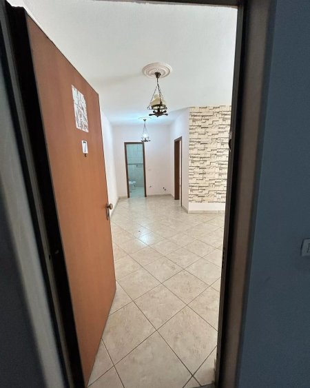 Shitet Apartament 1+1 ne Xhamllik