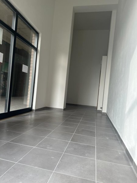 Tirane, shitet dyqan Kati 0 (perdhe), Sip 28.68m² 66.000 Euro (Kompleksi Golden Park)