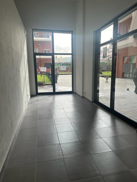 Tirane, shitet dyqan Kati 0 (perdhe), Sip 28.68m² 70.000 Euro (Kompleksi Golden Park)