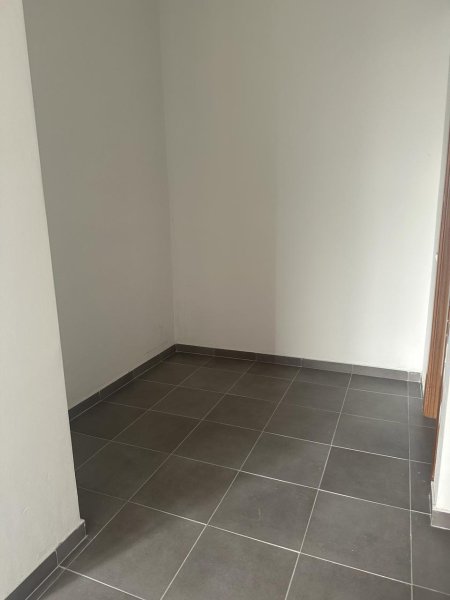 Tirane, shitet dyqan Kati 0 (perdhe), Sip 28.68m² 70.000 Euro (Kompleksi Golden Park)