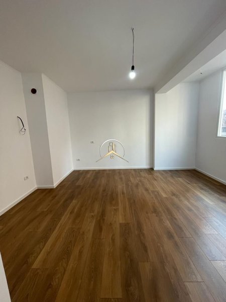 Shitet apartament 1+1 te Rr.Elbasanit , prane Parkut te Liqenit  138.000 euro