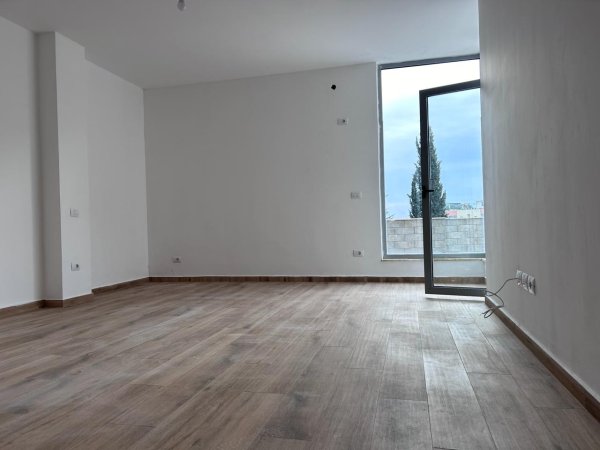 Shitet, Apartament 3+1+2+Verandë, Sarandë / OPP38293