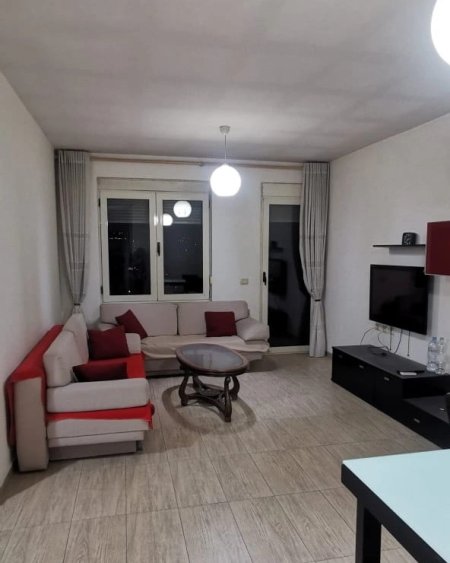 Apartament 2+1 per Qera tek Bulevardi Zogu i Pare