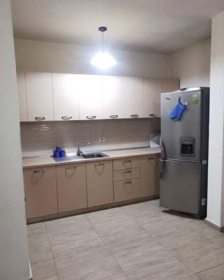 Apartament 2+1 per Qera tek Bulevardi Zogu i Pare