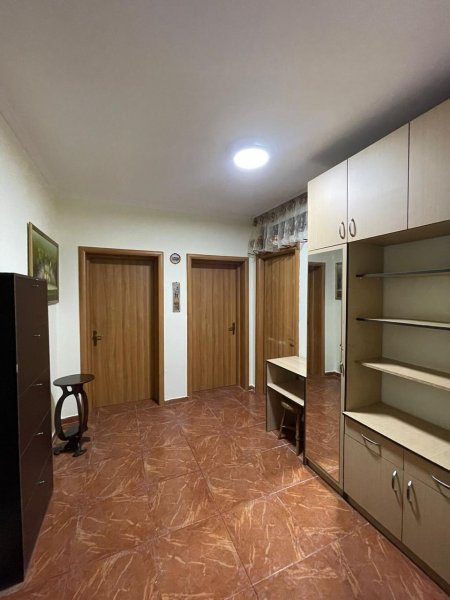 Jepet me qera Apartamenti 2+1 500 euro , rruga Nasi Pavllo prane Drejtorise se Higjienes.