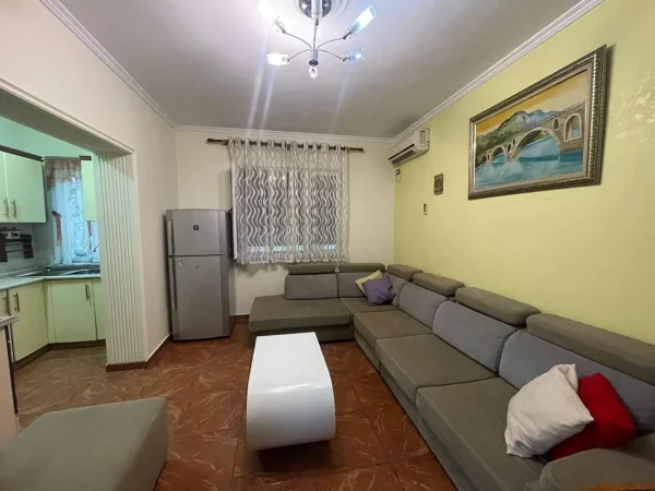 Jepet me qera Apartamenti 2+1 500 euro , rruga Nasi Pavllo prane Drejtorise se Higjienes.