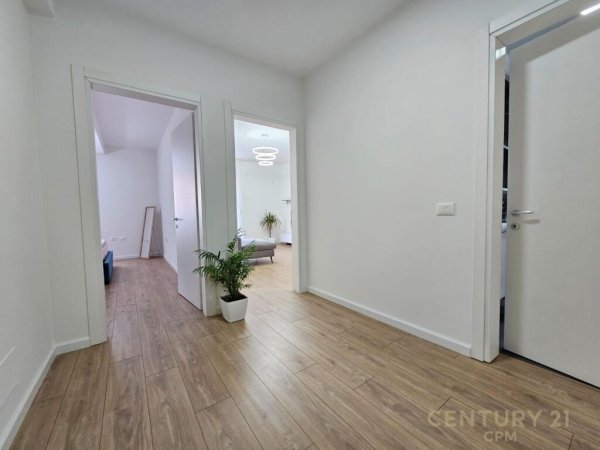 Shitet Apartament 1+1 i mobiluar tek Pazari Ri