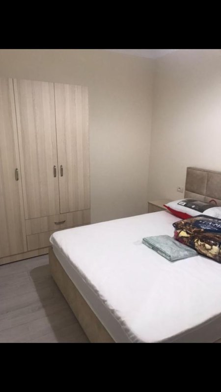 Jepet me qera Apartamenti 1+1 350 euro , rruga Todi Shkurti prane pallatit Grand.