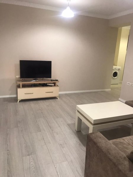 Jepet me qera Apartamenti 1+1 350 euro , rruga Todi Shkurti prane pallatit Grand.