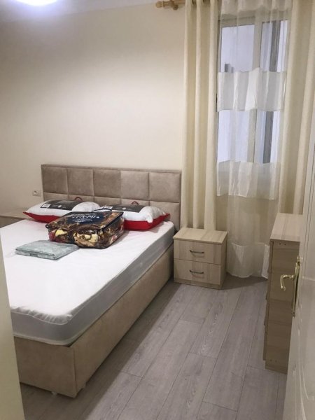 Jepet me qera Apartamenti 1+1 350 euro , rruga Todi Shkurti prane pallatit Grand.