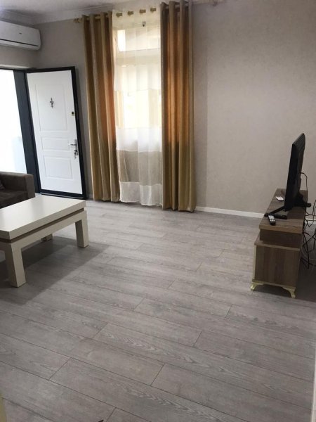 Jepet me qera Apartamenti 1+1 350 euro , rruga Todi Shkurti prane pallatit Grand.