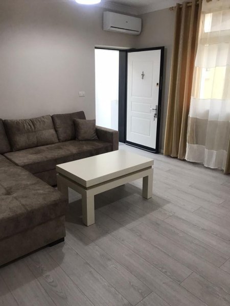 Jepet me qera Apartamenti 1+1 350 euro , rruga Todi Shkurti prane pallatit Grand.