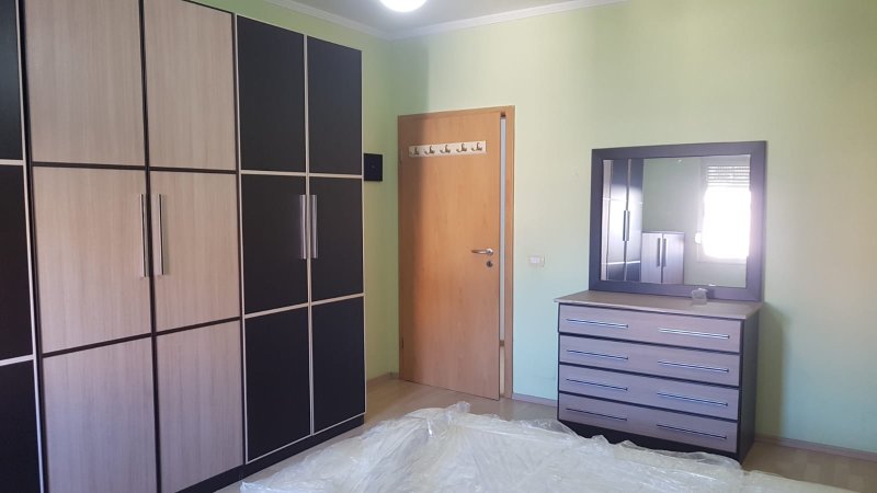 Jepet me qera Apartamenti 2+1 600 euro , rruga e Kosovareve prane Karburantit.