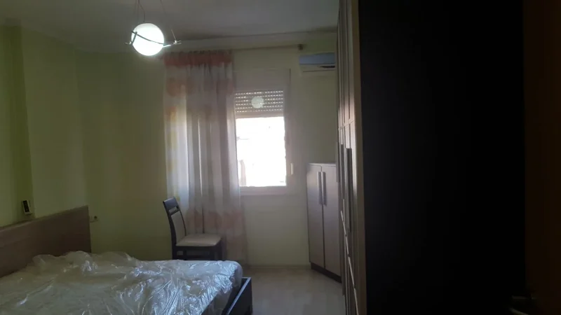 Jepet me qera Apartamenti 2+1 600 euro , rruga e Kosovareve prane Karburantit.